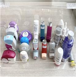 알레르기 흡입제와 보조기구 사진입니다.